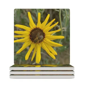 Снимка на красива пчела върху слънчоглед Керамични подложки (квадрат) Смешен комплект за пиене на плочки Подложки
