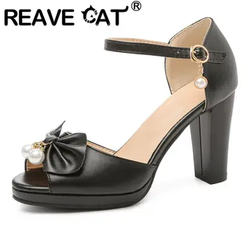 REAVE CAT Нови жени сандали Peep Toe покритие токчета ключалката каишка Bowknot перли плюс размер 32-43 сладки обувки твърди розови черни S3911
