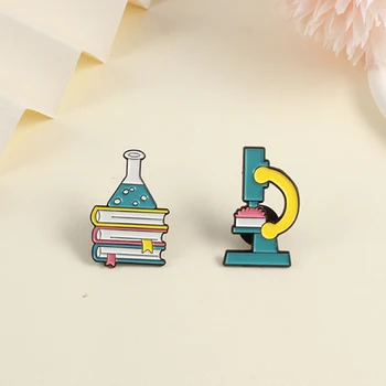 Синя микроскопска чаша книга Емайл брошка карикатура сладък химия лаборатория Значка за ревера Смешни пънк значка Приятел подарък