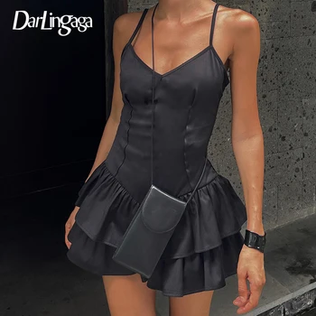 Darlingaga лятна каишка черен шик гънки сатенена рокля мини мода елегантен парти секси плисирани рокли женски къдри двуслойни
